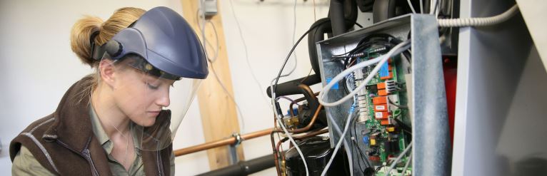 Un employé spécialisé dans l'habilitation électrique