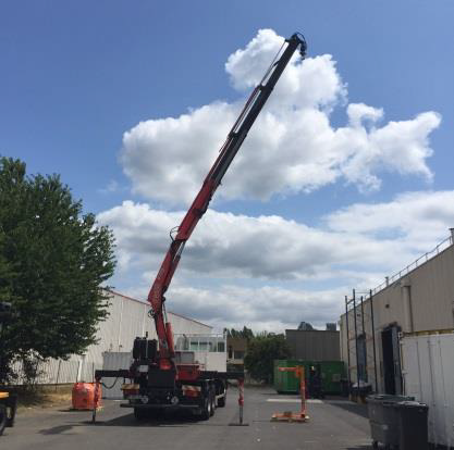 Un engin de chantier avec une nacelle